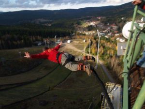 Bungee jumping z věže