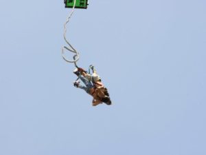 Bungee jumping z jeřábu