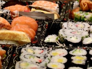 Umění sushi a japonské kuchyně + zástěra se jménem ZDARMA