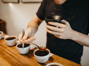 Domácí degustace kávy s pražírnou DOUBLESHOT + 5 druhů špičkové kávy + sada na přípravu kávy