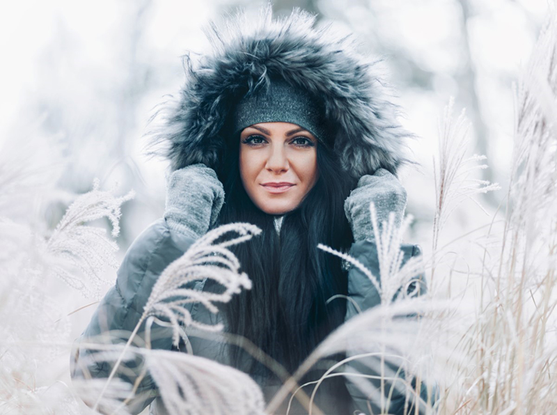 Fotografie: Žena oblečená v zimní bundě