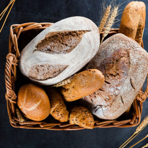 Fotografie: Chleba v chlebníku s pečivem