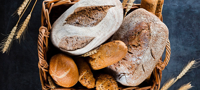 Fotografie: Chleba v chlebníku s pečivem