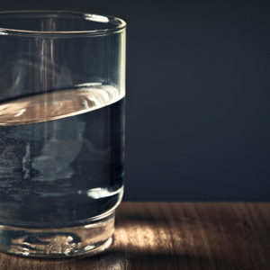 Foto: sklenice s vodou
