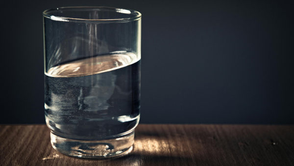 Foto: sklenice s vodou