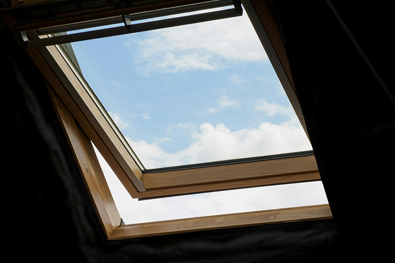 Nebe za oknem: Klíčové faktory, které ovlivní váš výběr střešního okna
