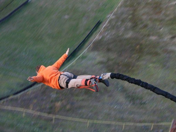 Bungee jumping z věže ve dvou - Obrázek 3