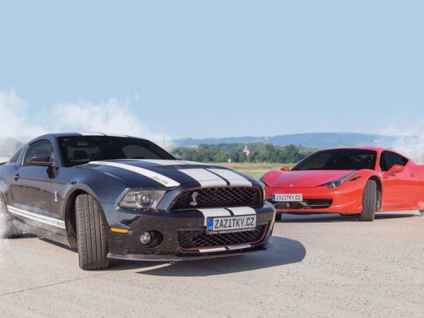 Ferrari 458 Italia vs. Ford Mustang GT500 Shelby - Obrázek 2