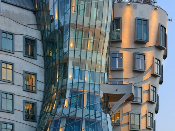 Luxusní noc v Tančícím domě + tříchodová večeře pro dva - Obrázek 2