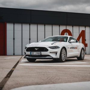 Řidičák nanečisto ve Fordu Mustang