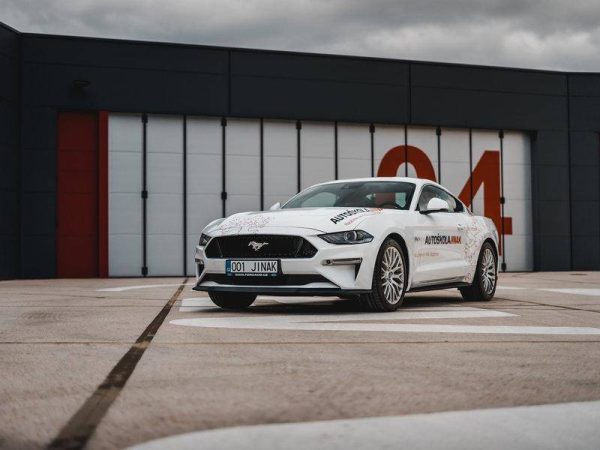 Řidičák nanečisto ve Fordu Mustang